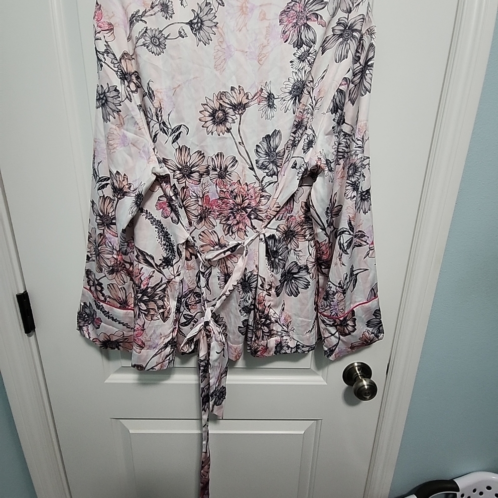 Victoria's Secret pink floral Kimono top.sz L. Belted. - Picture 5 of 5